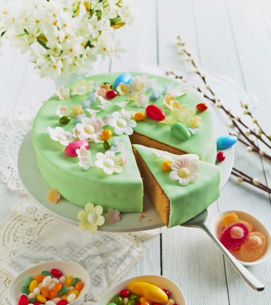 Ein Oster-Kuchen serviert mit schokoladenen Ostereinern