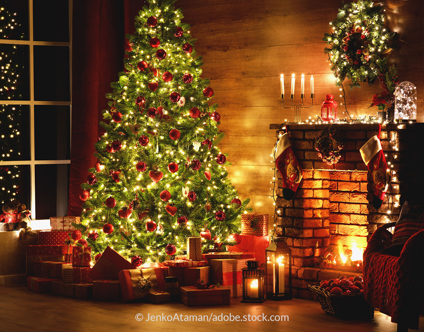 Ein herzlich bedecktes Wohnzimmer mit Geschenken, Weihnachtsbaum und einem Feuer im Kamin