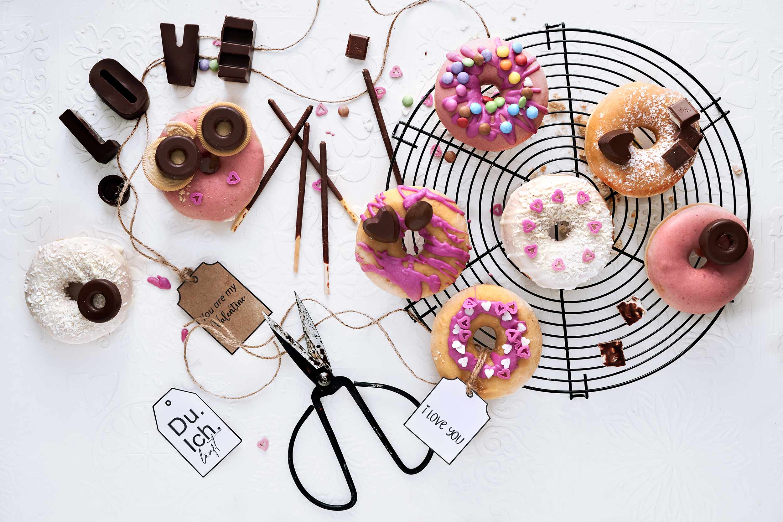 Donuts zum Valentinstag eignen sich perfekt, um sie für "deine" Lieblingsmenschen individuell zu gestalten.