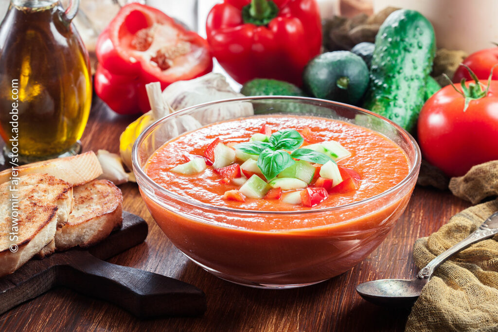 Die kalte Suppe Gazpacho aus Spanien ist ein echter Sommerhit.