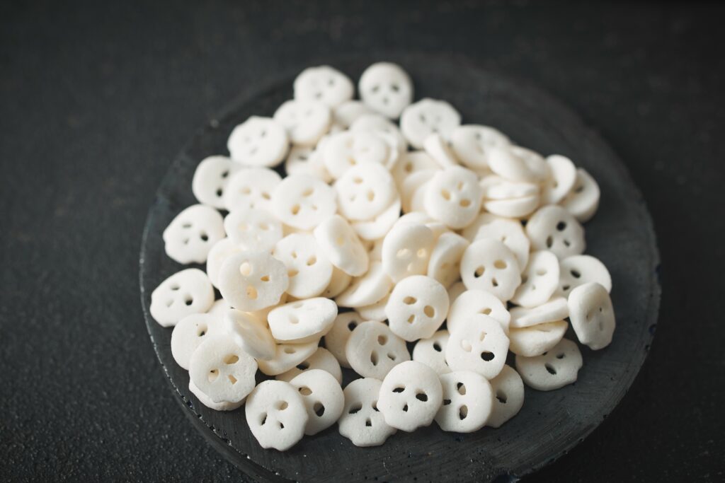 Gruselige weiße Mini-Masken aus Zucker sind perfekte Dekobegleiter für Halloween-Torten und mehr.